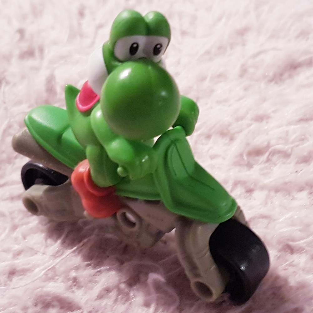 2014 Yoshi Figure Super Mario Kart Racers Wave 5 McDonald's Toy Nintendo